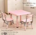 ピンクの机と椅子2脚セットに関する画像です。