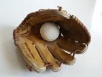 野球のグローブと2個の軟球玉をお譲りしますに関する画像です。