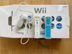 Wii本体、Wiiフィットのボード（ソフト付き）、新品アダプタ、コントローラー2つに関する画像です。
