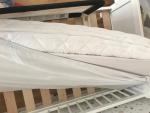 白い木製子供ベッド　70cm x 140cm　マット、防水シート及びシーツ二枚込み　至急売却希望に関する画像です。