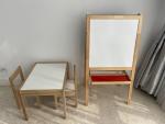 IKEA 子供用テーブル、椅子、ホワイトボート、黒板に関する画像です。