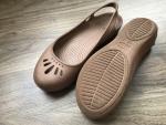 crocs 女性用　薄茶　サイズ5(24cmくらい)に関する画像です。