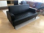 98EUR即決！定価10万円のソファー　黒色皮sofaに関する画像です。