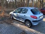 フランスの車Peugeot 206 Apk更新したばかりです