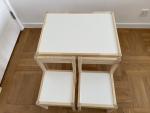 IKEA子供用テーブルと椅子2脚に関する画像です。