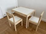 IKEA子供用テーブルと椅子2脚に関する画像です。