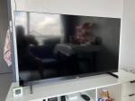 Philips テレビ　50インチ　4K テレビ台付きに関する画像です。