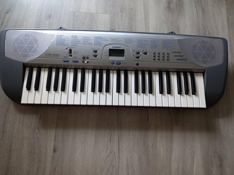 CASIO WK-500 電子キーボード(スタンド、椅子 付き) 送料込み - 鍵盤楽器