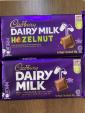 Cadbury Dairy Milk プレーン２枚・ヘーゼルナッツ２枚のセットに関する画像です。