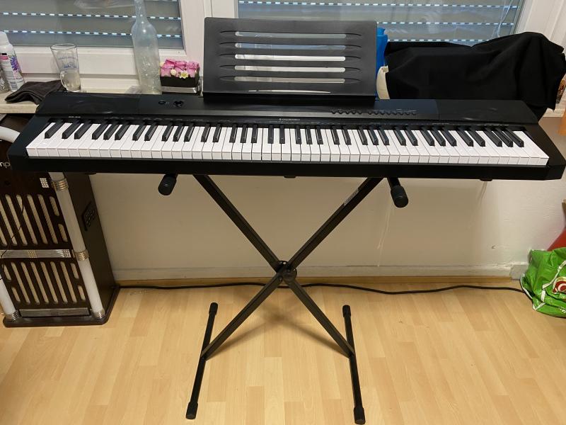 【フランクフルト・売ります】[売ります]電子ピアノ/キーボード 88鍵盤 スタンド付き | フリマならフランクフルト掲示板