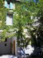 コメデイー広場から徒歩20分。緑に囲まれた屋敷の1画です。静かです。