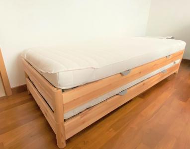 シンガポール・売ります】IKEAシングルベッド2台セット（重ねて収納可 