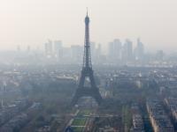 深刻化するフランスの大気汚染問題。エッフェル塔がスモッ...