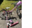 子供用自転車、キックボード、ヘルメット、膝肘プロテクターに関する画像です。