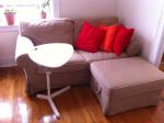 IKEA ソファとサイドテーブル　クッション3つセットに関する画像です。