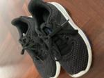 adidas スニーカー　17.5cmに関する画像です。