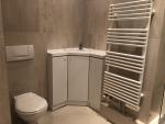 新しいヴィラにある2つの大きなシングルベッドルーム、それぞれトイレ付きに関する画像です。