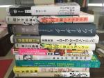 日本語の小説、ガイドブック、ベトナム語学習本に関する画像です。