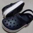 クロックス Crocs 黒　厚底に関する画像です。