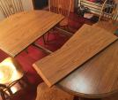アンティークな木製テーブルセット(椅子6つ付き)$50に関する画像です。