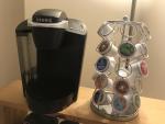 KEURIG コーヒーメーカー & K-cup pods置きに関する画像です。