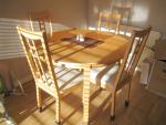 Ikea ダイニングテーブル＋椅子４脚に関する画像です。