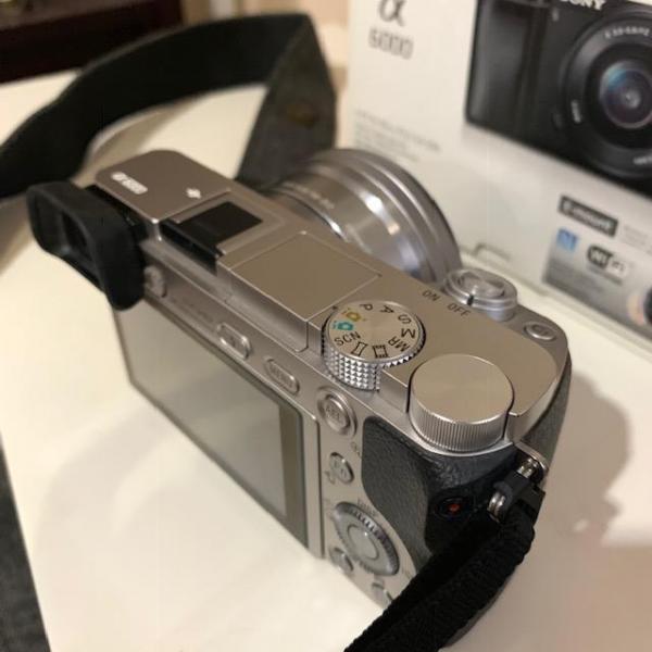 【バンコク・売ります】Sony ミラーレス一眼カメラ α6000 パワーズームレンズキット(シルバー) | フリマならバンコク掲示板