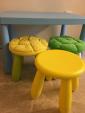 IKEA 子ども用テーブルと椅子3脚に関する画像です。