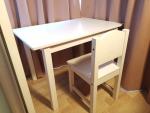 IKEA子供用テーブルと椅子セットに関する画像です。