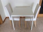 IKEA テーブルと椅子2脚セットに関する画像です。